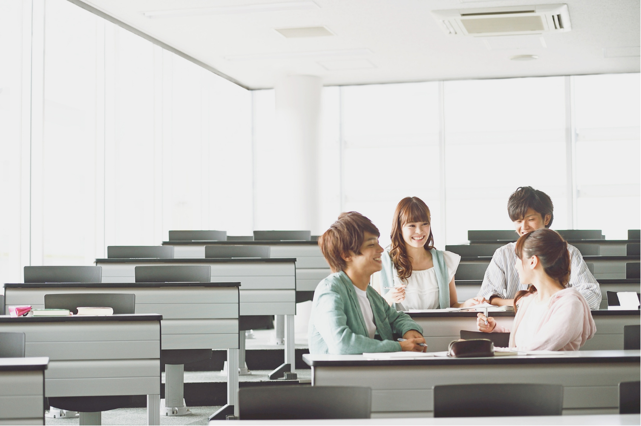 Étudiants internationaux sur un campus universitaire japonais, pour un master au Japon