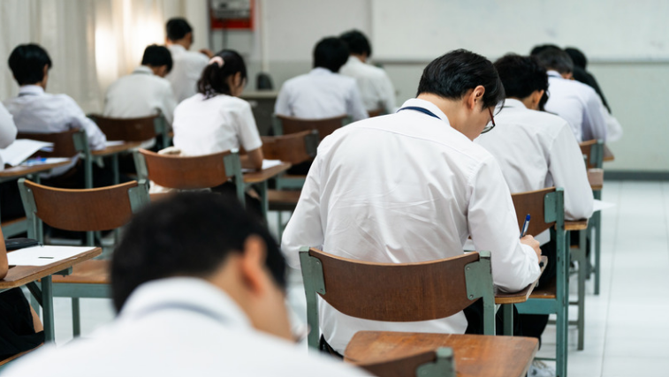 Étudiants passant l'examen EJU dans une salle de classe, en silence et concentrés