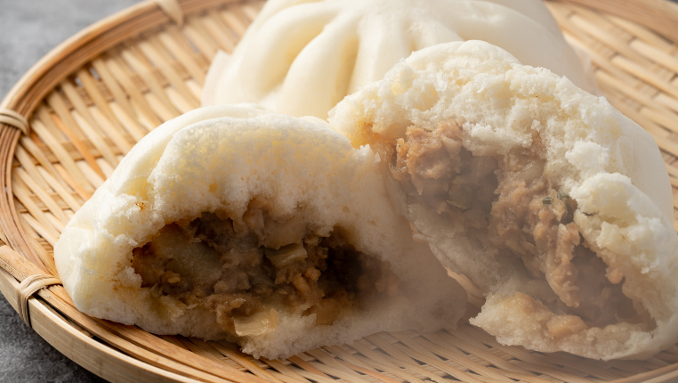 Nikuman, petits pains japonais cuits à la vapeur et farcis au porc