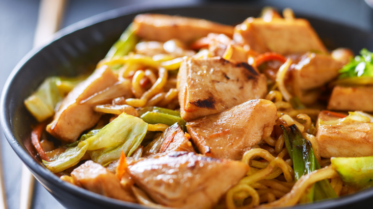 Yakisoba, nouilles japonaises sautées avec des légumes et de la sauce