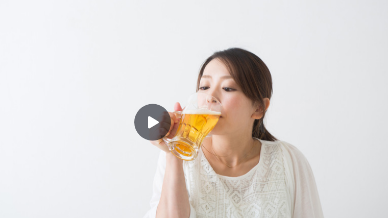 Femme buvant une bière, l'alcool en public étant plutôt toléré au Japon mais pas partout