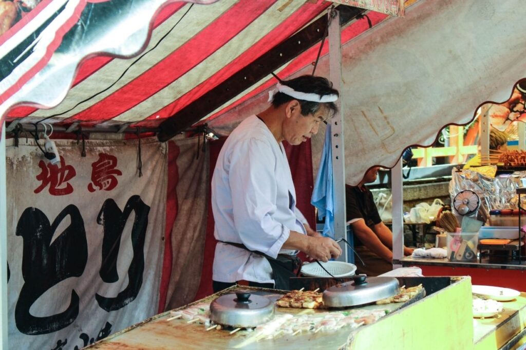 Cuisine de rue japonaise servie lors d'un festival traditionnel