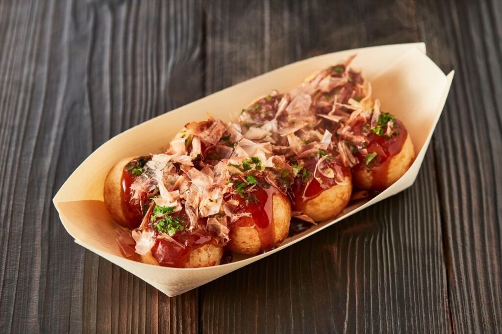 Takoyaki japonais, boulettes de poulpe garnies de sauce et de mayonnaise