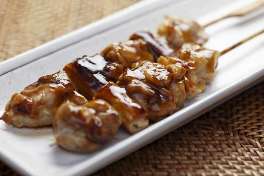 Yakitori, brochettes de poulet grillé typiques de la cuisine de rue japonaise