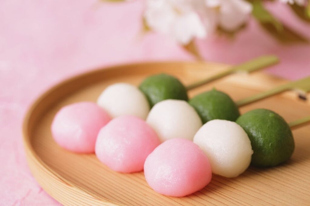 Dango, boulettes de riz japonaises servies sur des brochettes