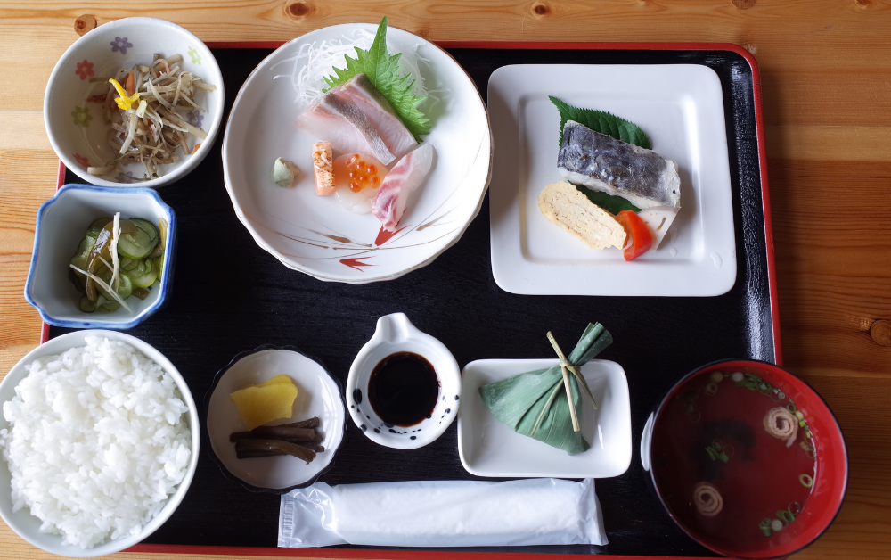 What is Teishoku (定食): Traditional Japanese Cuisine
