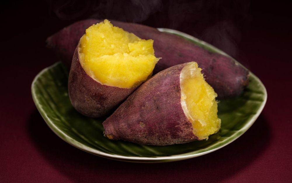 Sweet potatoes (yaki-imo 焼き芋) Japanese autumn dessert