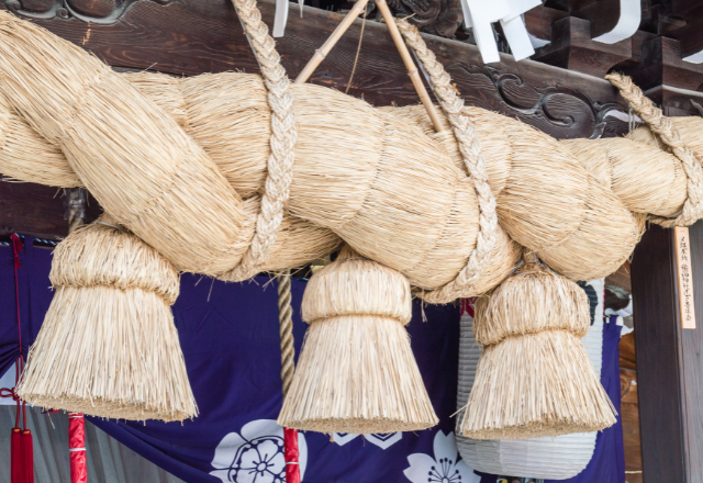 Sacred rope decoration (shimenawa) at Kushida Shrine, Fukuoka’s historic Shinto shrine."
