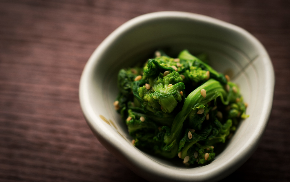 Nanohana Ohitashi (菜の花おひたし) – blanched rapeseed greens served with soy sauce and topped with bonito flakes.