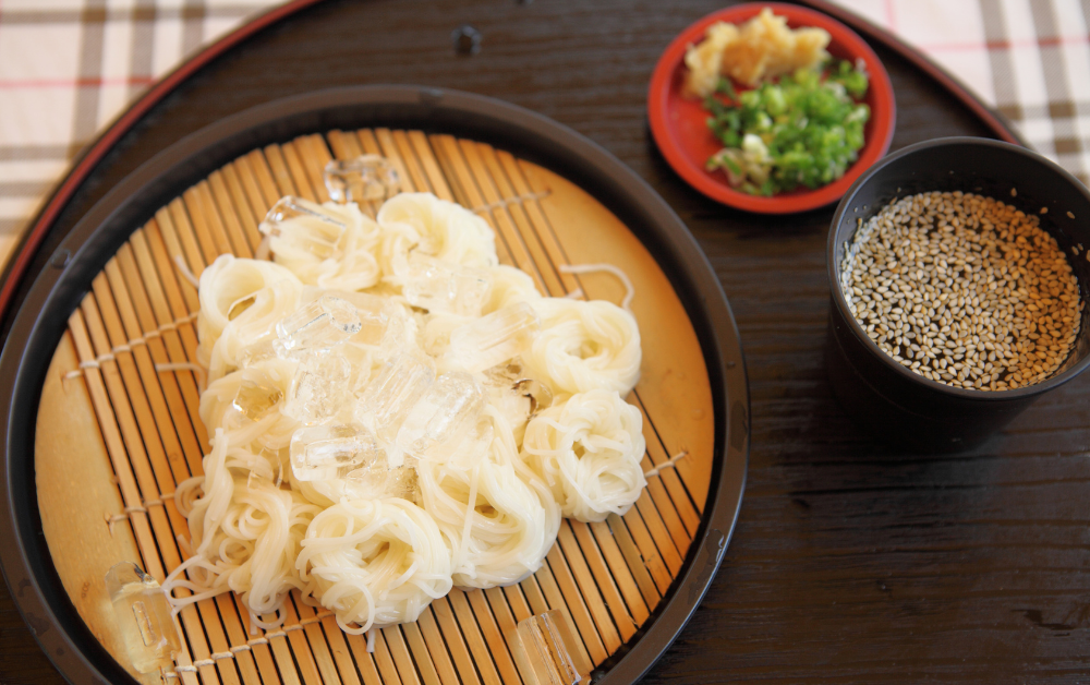 Sōmen (そうめん) – thin white noodles served chilled with a dipping sauce (mentsuyu), often eaten with ice cubes for extra coolness.