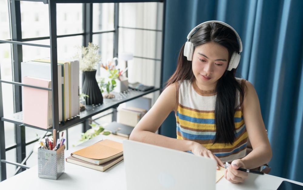 A woman study for JLPT N5 online
