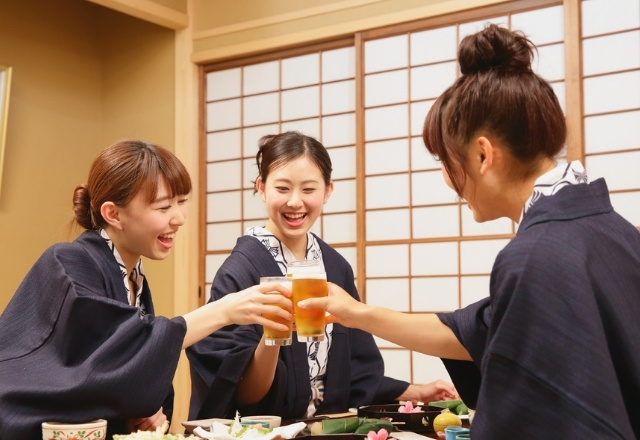 women drinking - legal drinking age in Japan