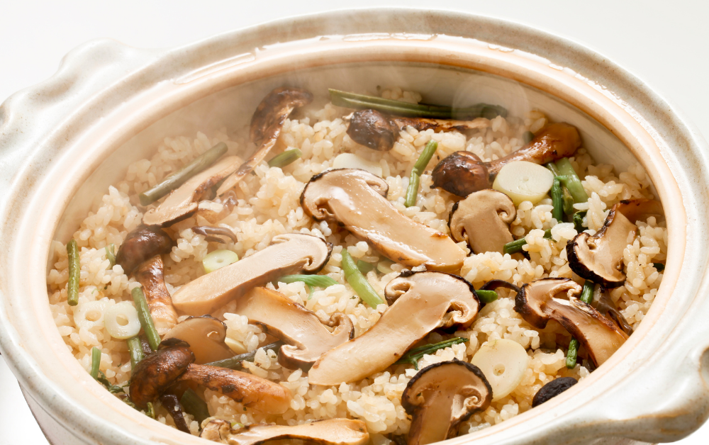 Matsutake Gohan (松茸ご飯) – aromatic rice cooked with matsutake mushrooms, soy sauce, and dashi.