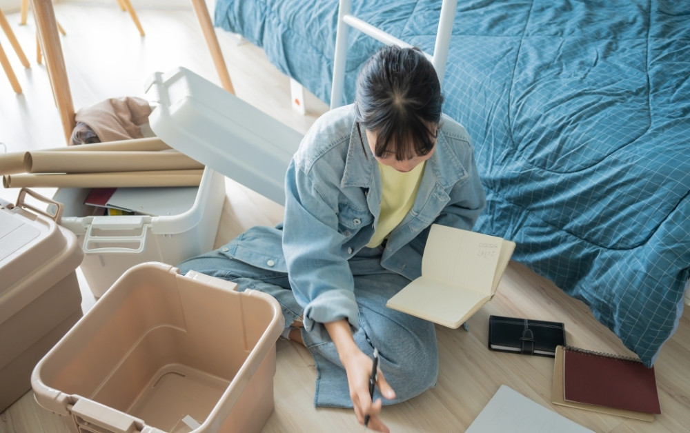 Student checking the second hand items