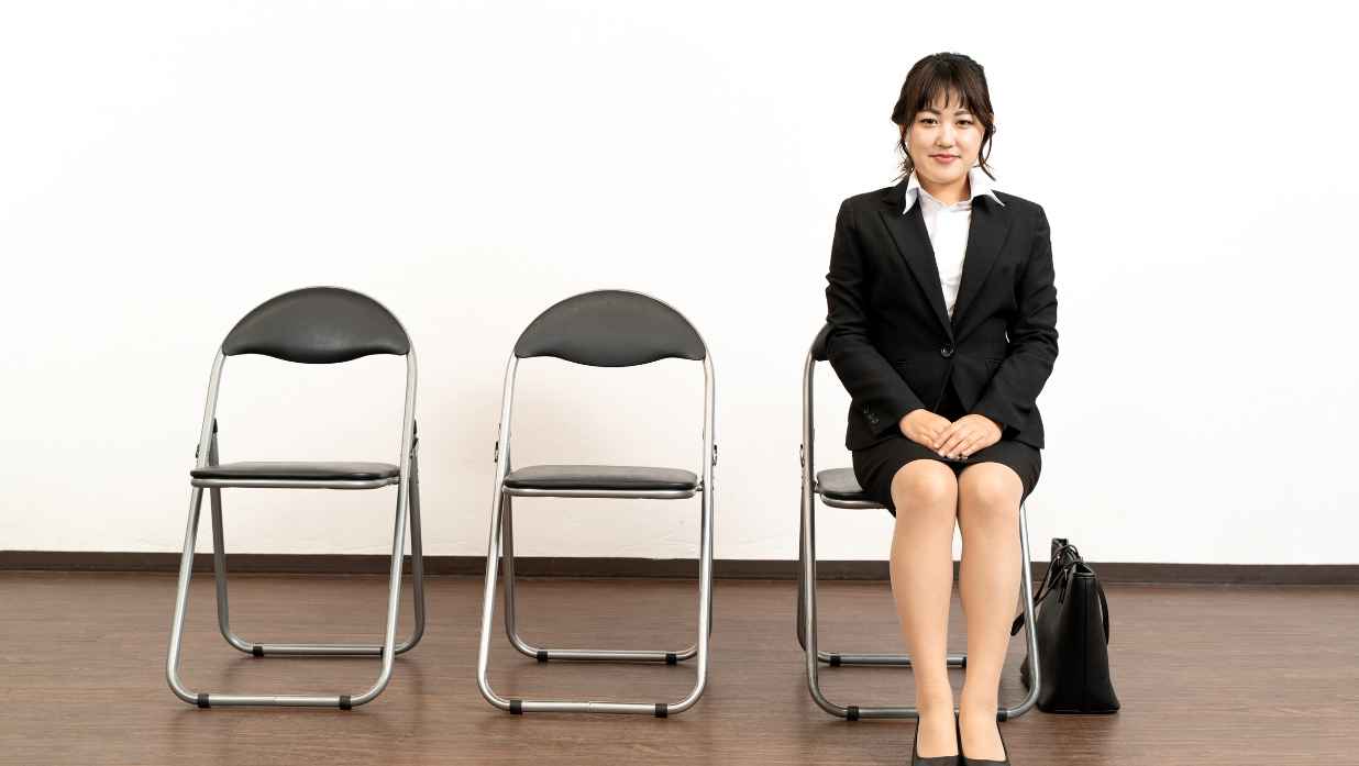 Lady job hunting in japan with visa